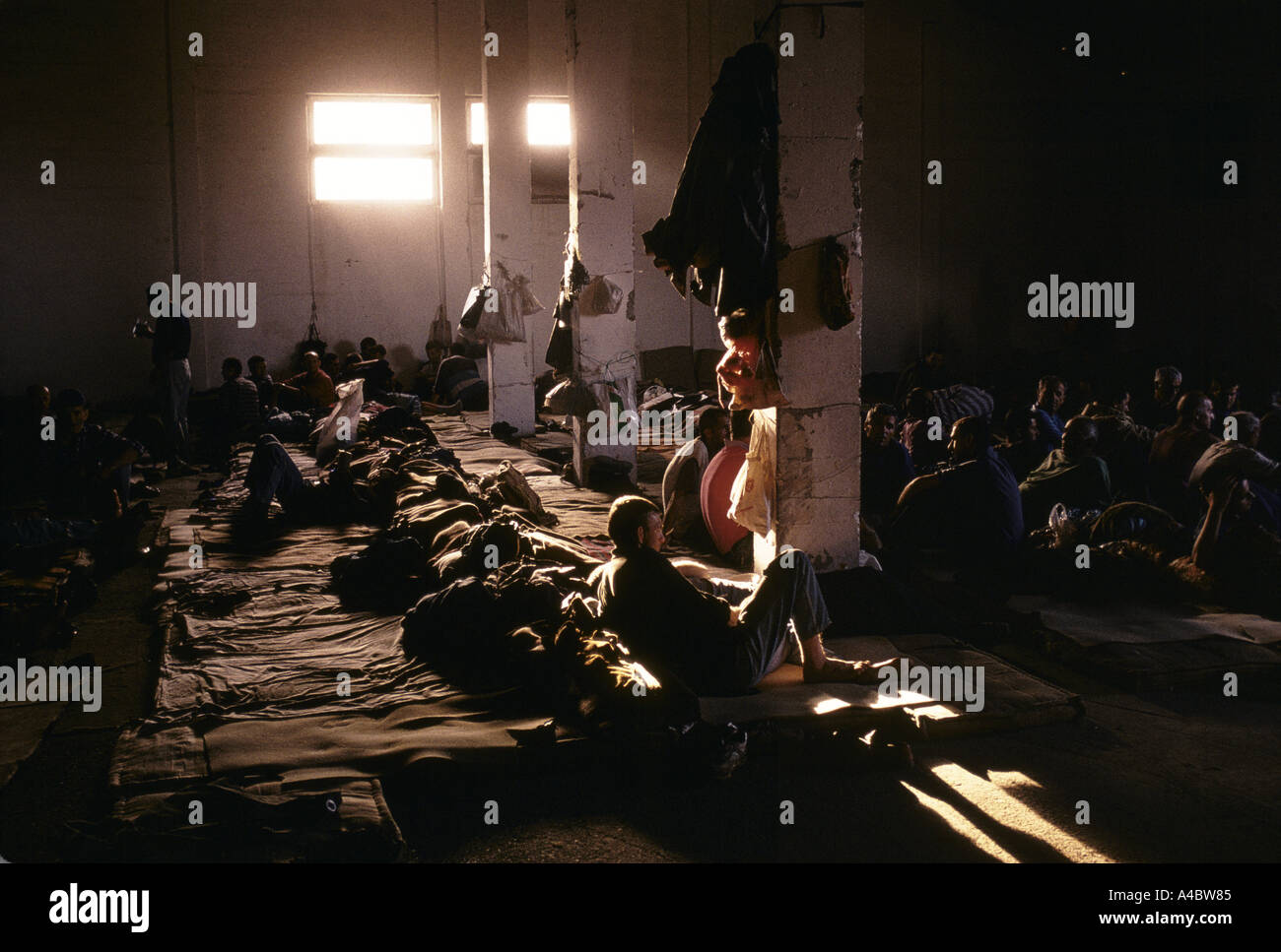 large group of Muslim prisoners at Batkovici prison camp, near  Bijeljina. 1,000  men are held here by Serb military, Sept 1992 Stock Photo