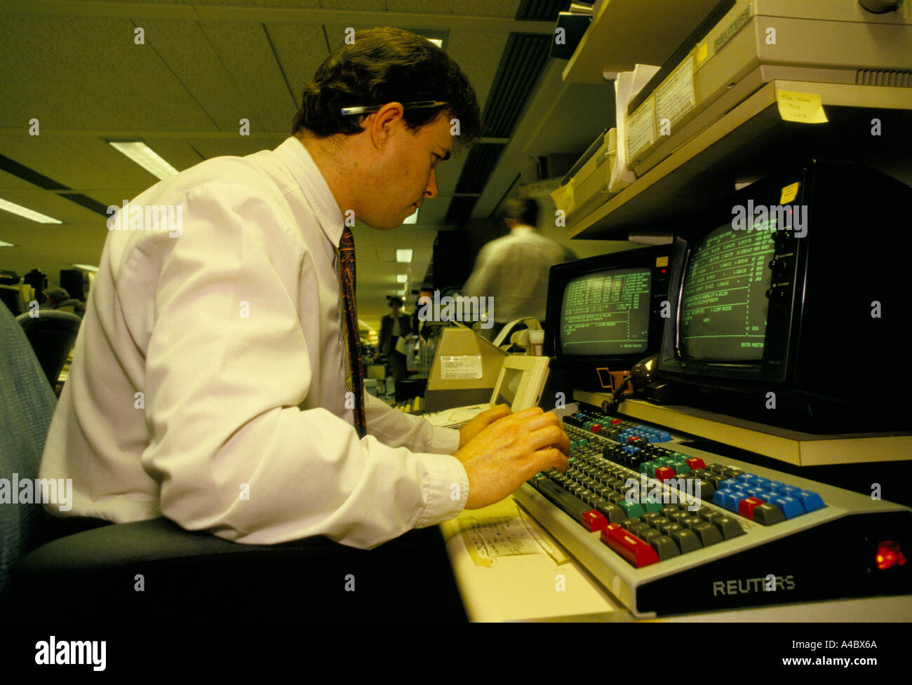 DEALER WORKING ON COMPUTER AT GOLDMAN SACKS CURRENCY, CITY OF LONDON 1988. Stock Photo