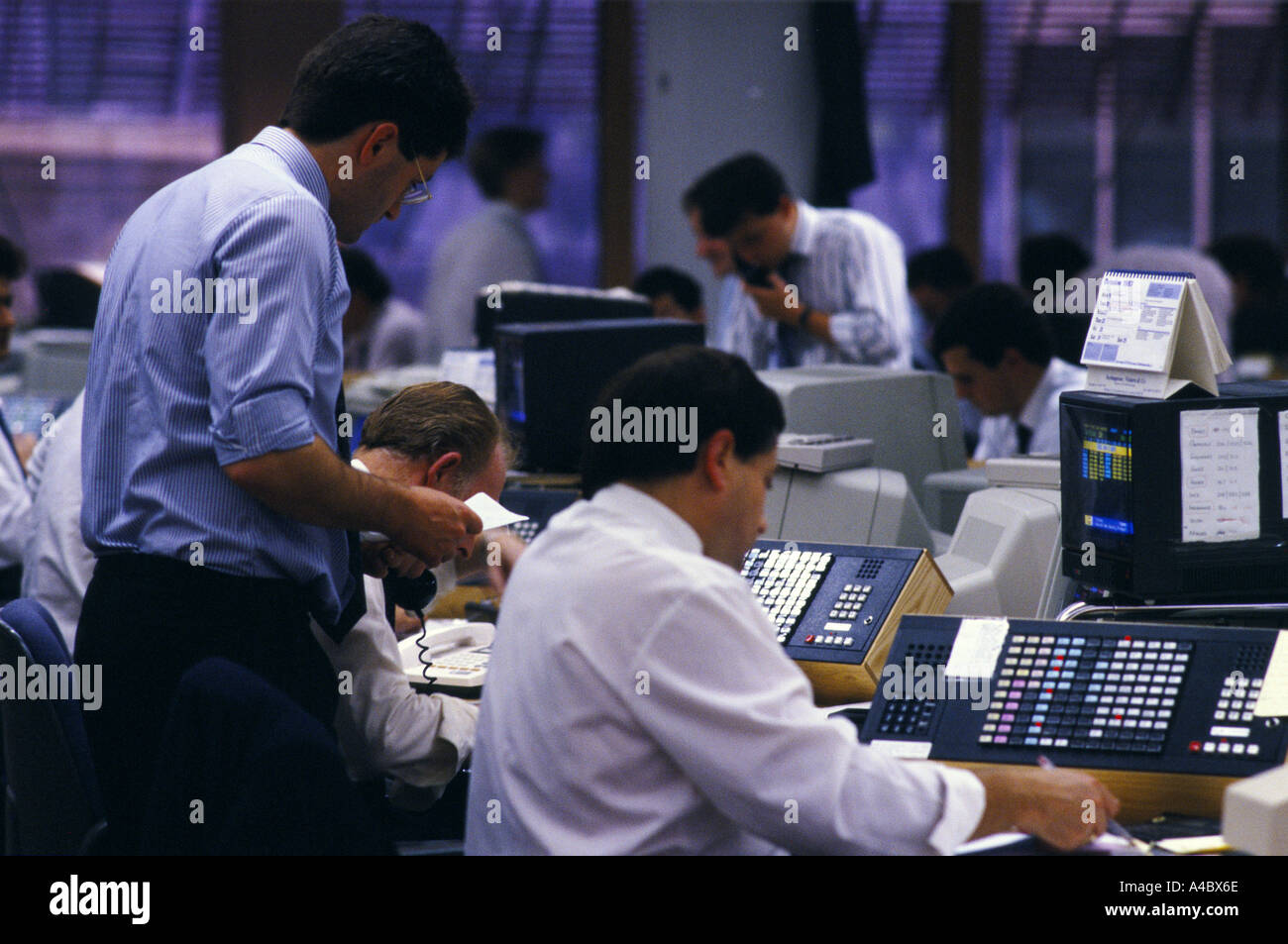 BROKERS AT CITICORP SCRIMGEOUR VICKERS DEALING ROOM. LONDON ON BLACK MONDAY 17 OCT 1987 - STOCK MARKET CRASH. Stock Photo