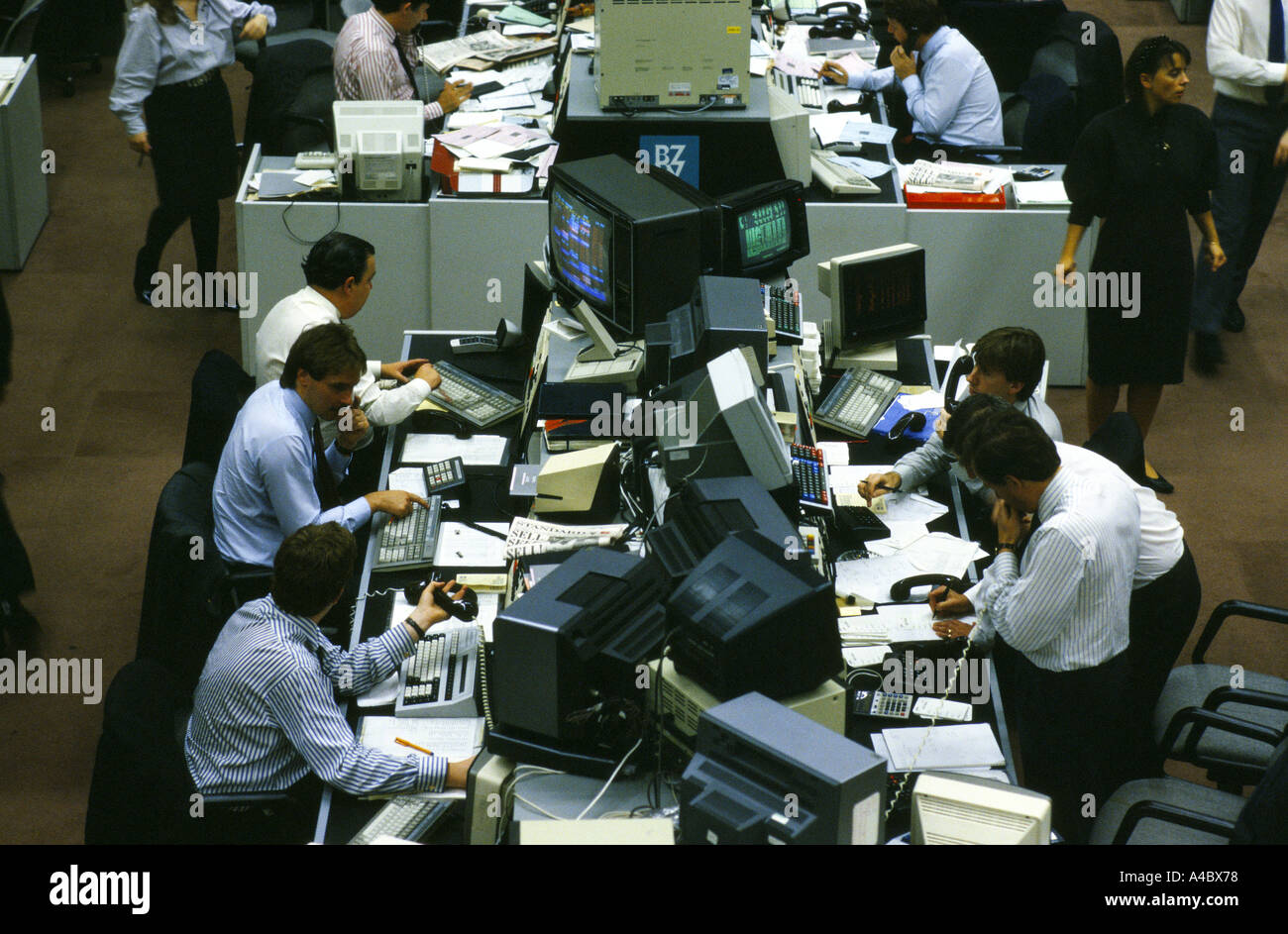 brokers in dealing room at the barclays de zoete wedd investment management in london on 17 oct 1987 stock market crash Stock Photo