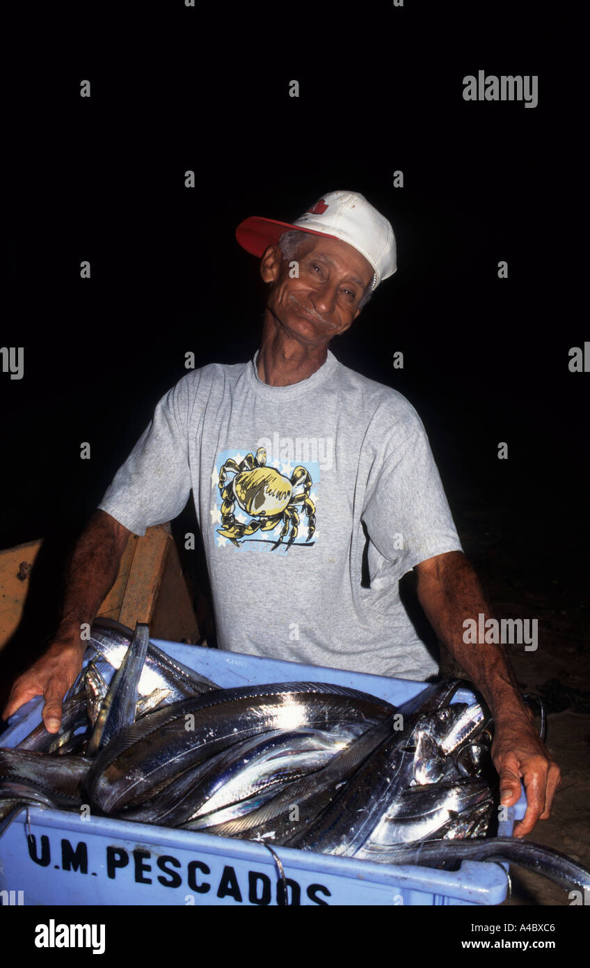 https://c8.alamy.com/comp/A4BXC6/paraty-rio-de-janeiro-brazil-smiling-old-fisherman-wearing-a-baseball-A4BXC6.jpg