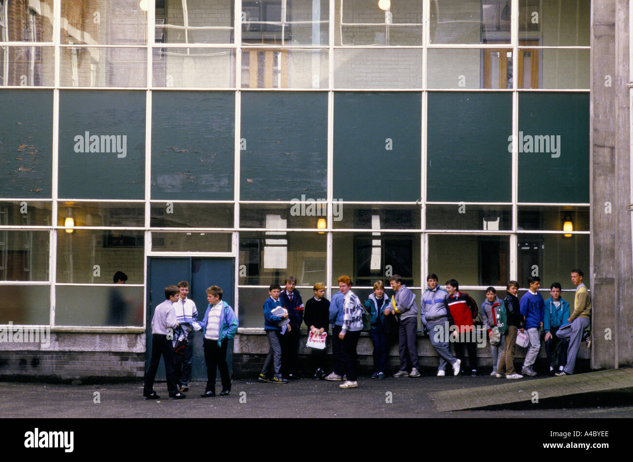 CHILDREN IN THE PLAYGROUND, HOLYROOD SECONDARY SCHOOL, GLASGOW Stock