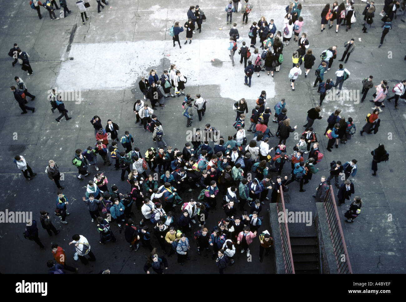 CHILDREN IN THE PLAYGROUND, HOLYROOD SECONDARY SCHOOL, GLASGOW Stock