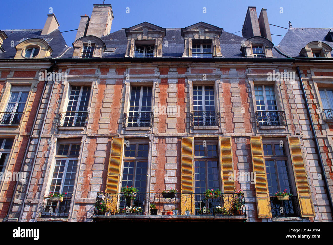 Paris, Place des Vosges, Le Marais. Brick and stone facade of historic landmark 17th century buildings in central Paris in the 4th Arrondissement. Stock Photo