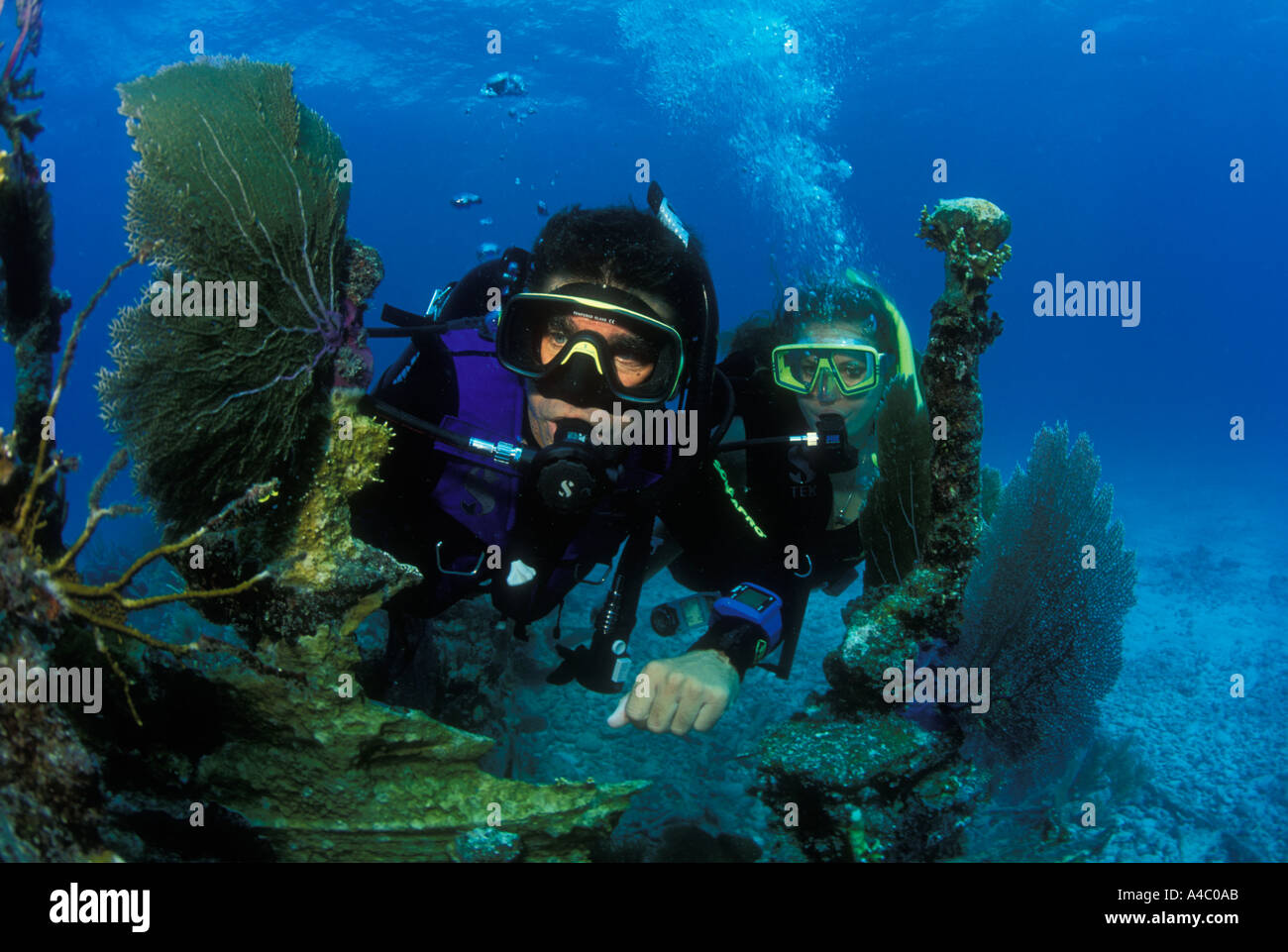 A PAIR OF SCUBA DIVERS EXPLORE THE REMNANTS OF THE CIVIL WAR WRECK KEY