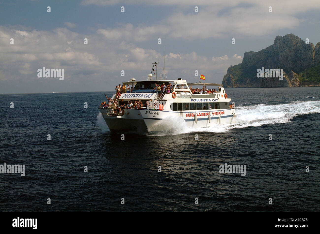 Glass bottomed boat takes another crown of tourists out into the bay