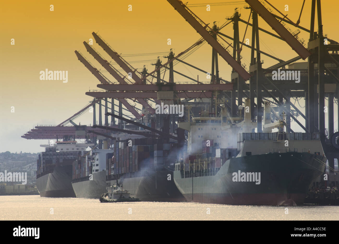 Loading and unloading ships hi-res stock photography and images - Alamy