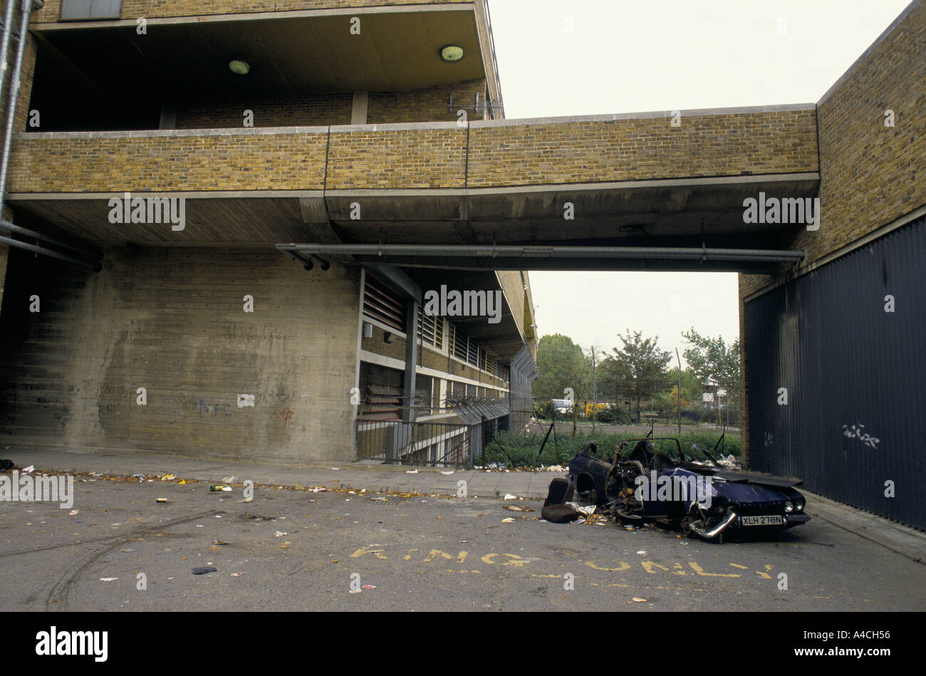 NORTH PECKHAM HOUSING ESTATE. A DESTROYED CAR IN COURTYARD. LONDON