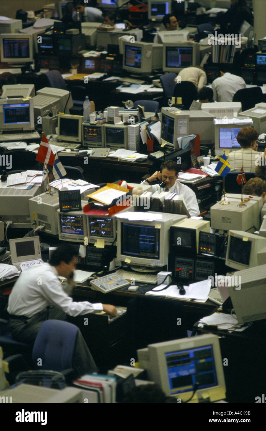 BROKERS ON TRADING FLOOR DEALING STOCKS & CURRENCY. CITY OF LONDON 1994 Stock Photo