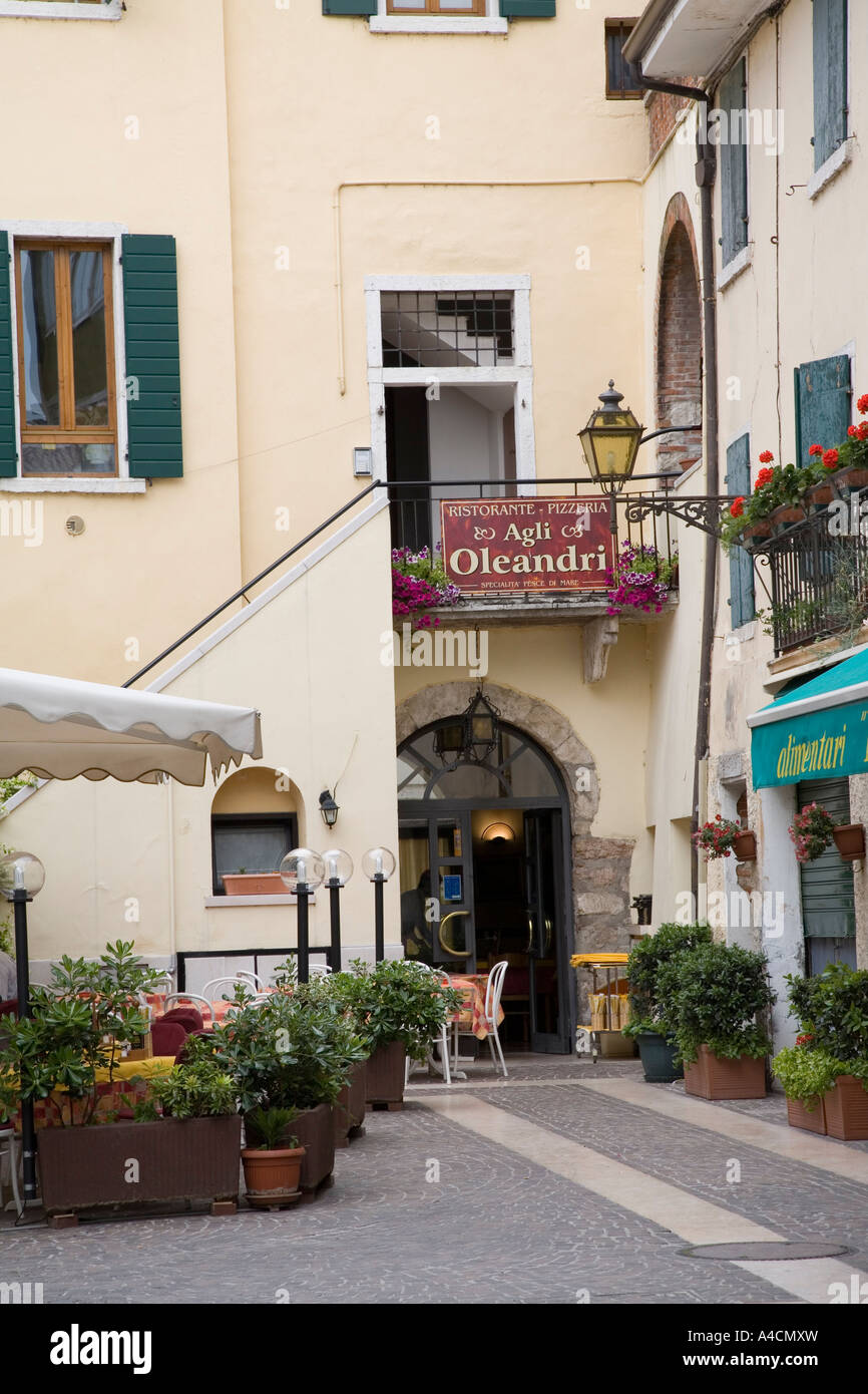 Italian courtyard hi-res stock photography and images - Alamy