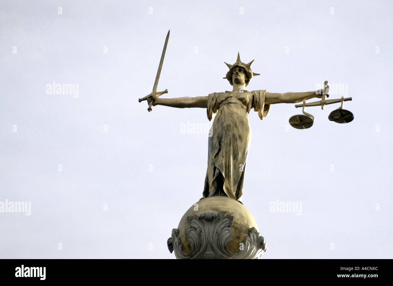 SCALES OF JUSTICE ON TOP OF THE OLD BAILEY, LONDON'S CENTRAL CRIMINAL