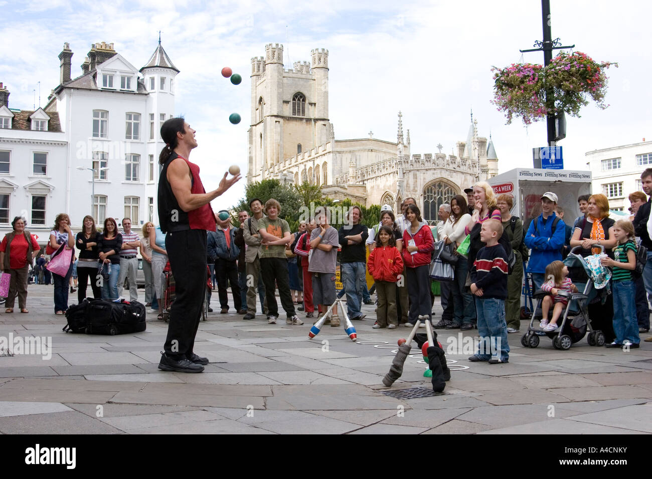 Juggling street performer pulls a crowd in Cambridge market square, England Stock Photo
