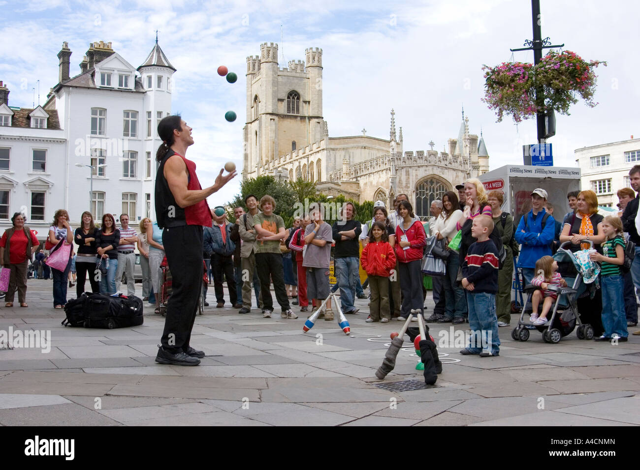 Juggling street performer pulls a crowd in Cambridge market square, England Stock Photo