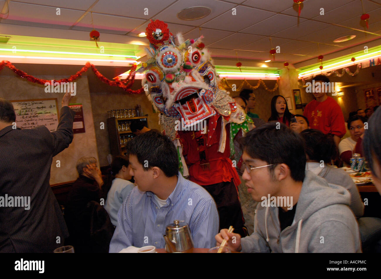 Diners in Joe s Shanghai Restaurant in New York City s Chinatown celebrate Chinese New Year Stock Photo