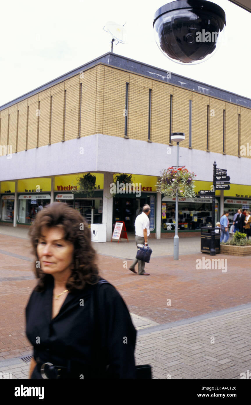 SHOPPERS CAUGHT ON TV SURVEILLANCE CAMERAS KING'S LYNN 1994 Stock