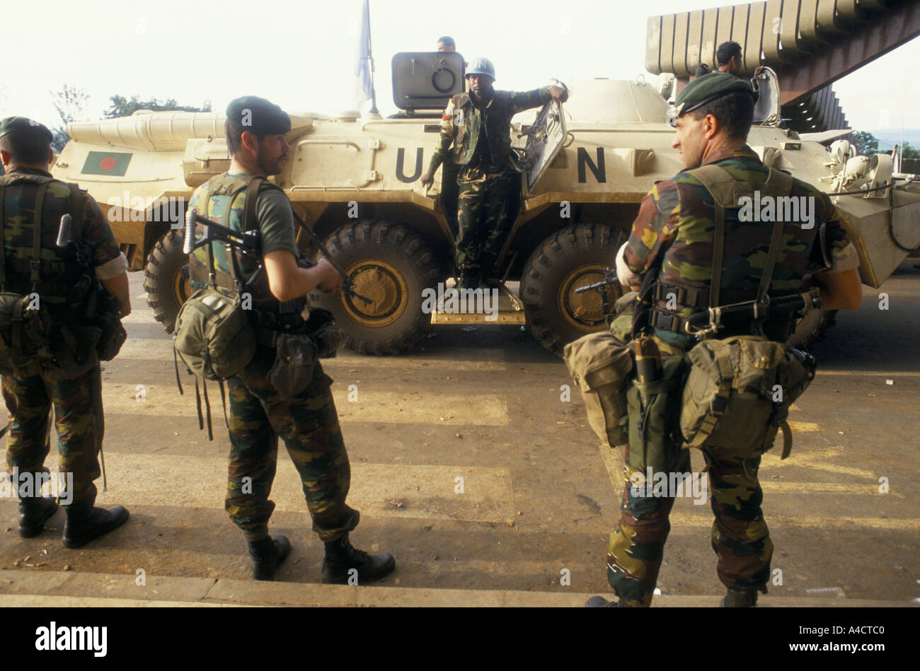 'RWANDAN CIVIL WAR', UN TROOPS FROM BELGIUM AND OTHER COUNTRIES GUARD THEIR AIRPORT AT KIGALI. APRIL 1994 Stock Photo