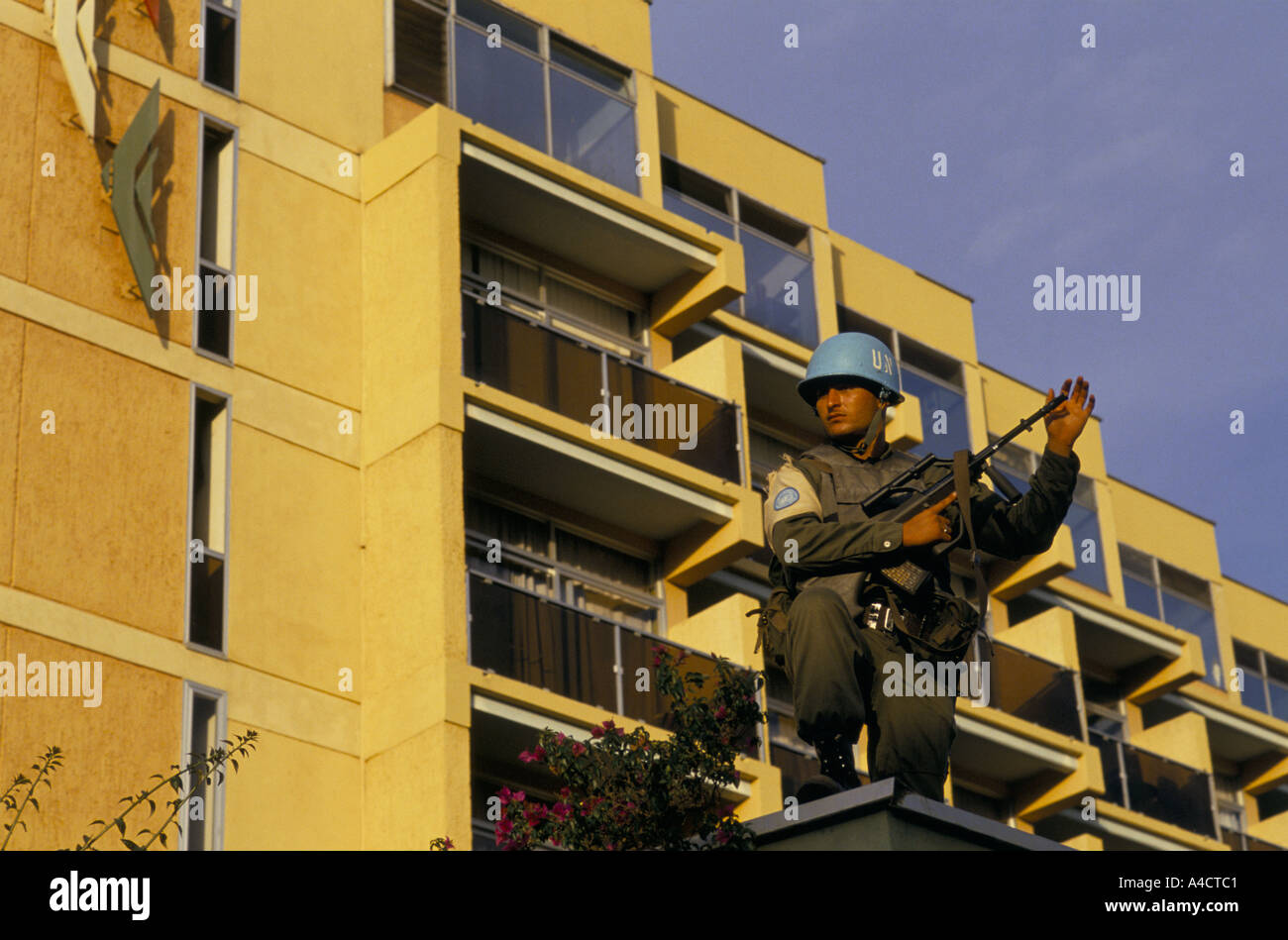 Rwandan civil war .UN troops guard the Meridian Hotel where many of the UN officers stay and where negotiations between the government troops and the RPF were held April 1994 Stock Photo