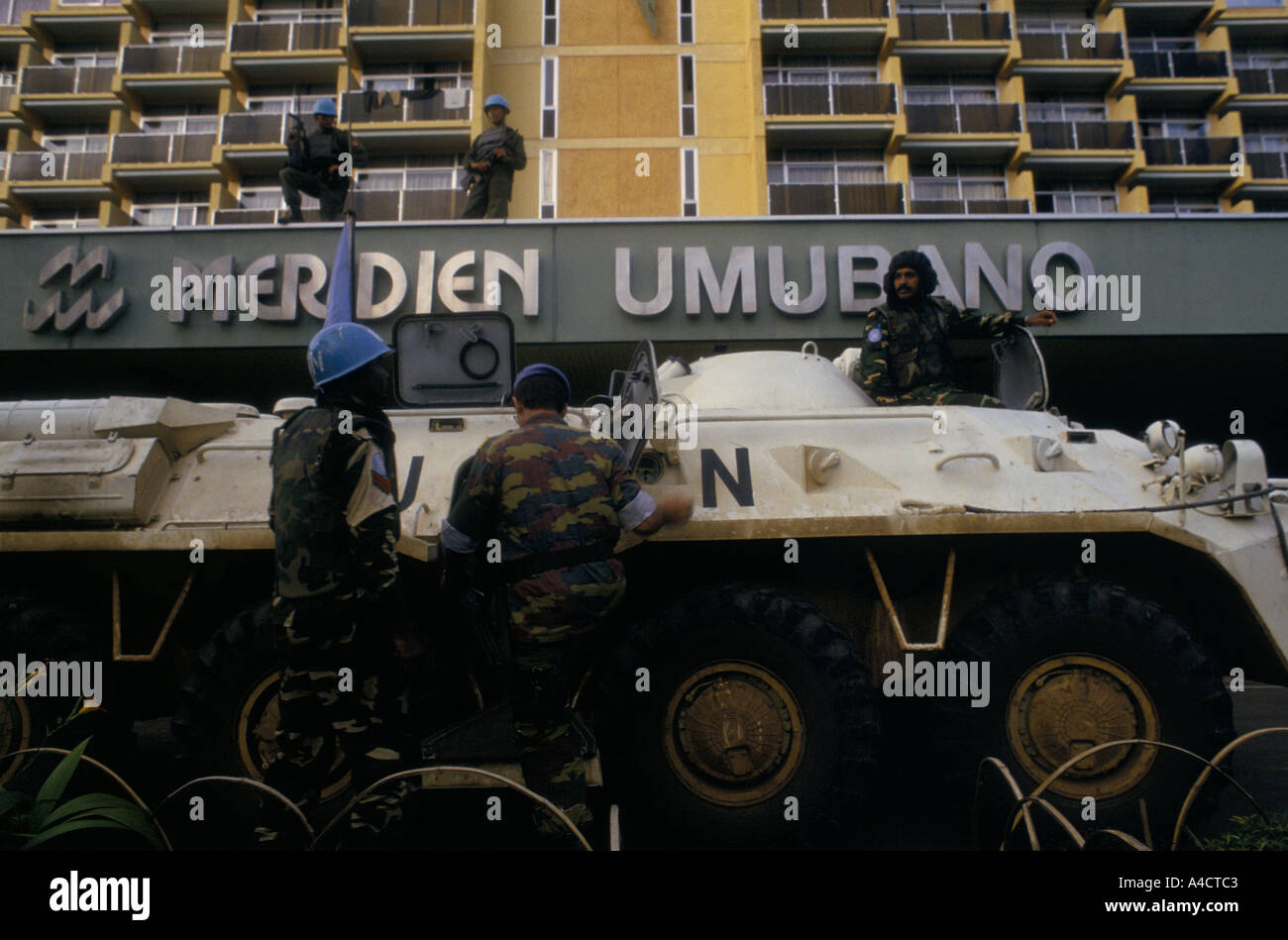 'RWANDAN CIVIL WAR', RPF NEGOTIATOR ABOUT TO ENTER THE UN ARMOURED PERSONNEL CARRIER OUTSIDE THE MERIDIAN HOTEL , April 1994 Stock Photo