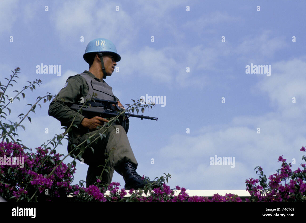 'RWANDAN CIVIL WAR', UN SOLDIER GUARDING THE MERIDIAN HOTEL, WHERE negotiations with the RPF were being held. april 1994 Stock Photo