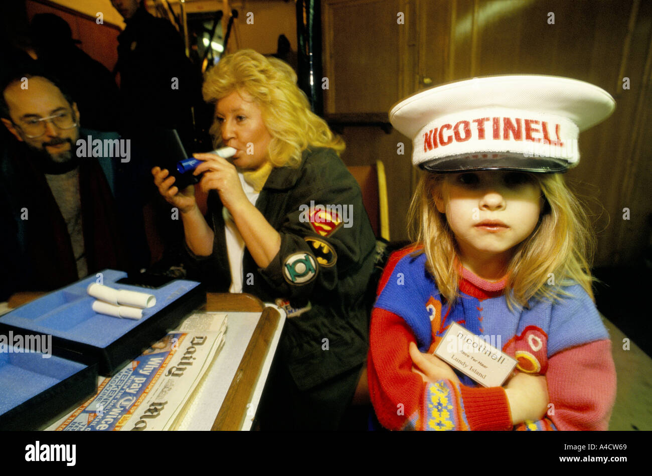 SMOKESTOP' LUNDY ISLAND 1994, HELEN BATES DOING A SMOKELYSER TEST WITH DR. ED CHANNING WITH 6 YEAR OLD ALICE IN FOREGROUND. Stock Photo