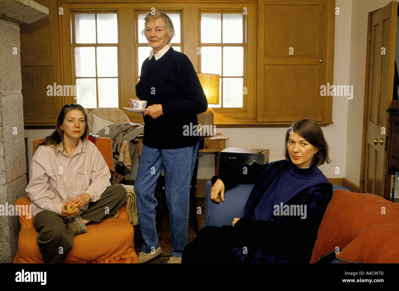 SMOKESTOP' LUNDY ISLAND 1994, MOTHER & 2 DAUGHTERS GIVING UP SMOKING TOGETHER, AT THE OLD LIGHTHOUSE WHERE THEY WERE STAYING Stock Photo