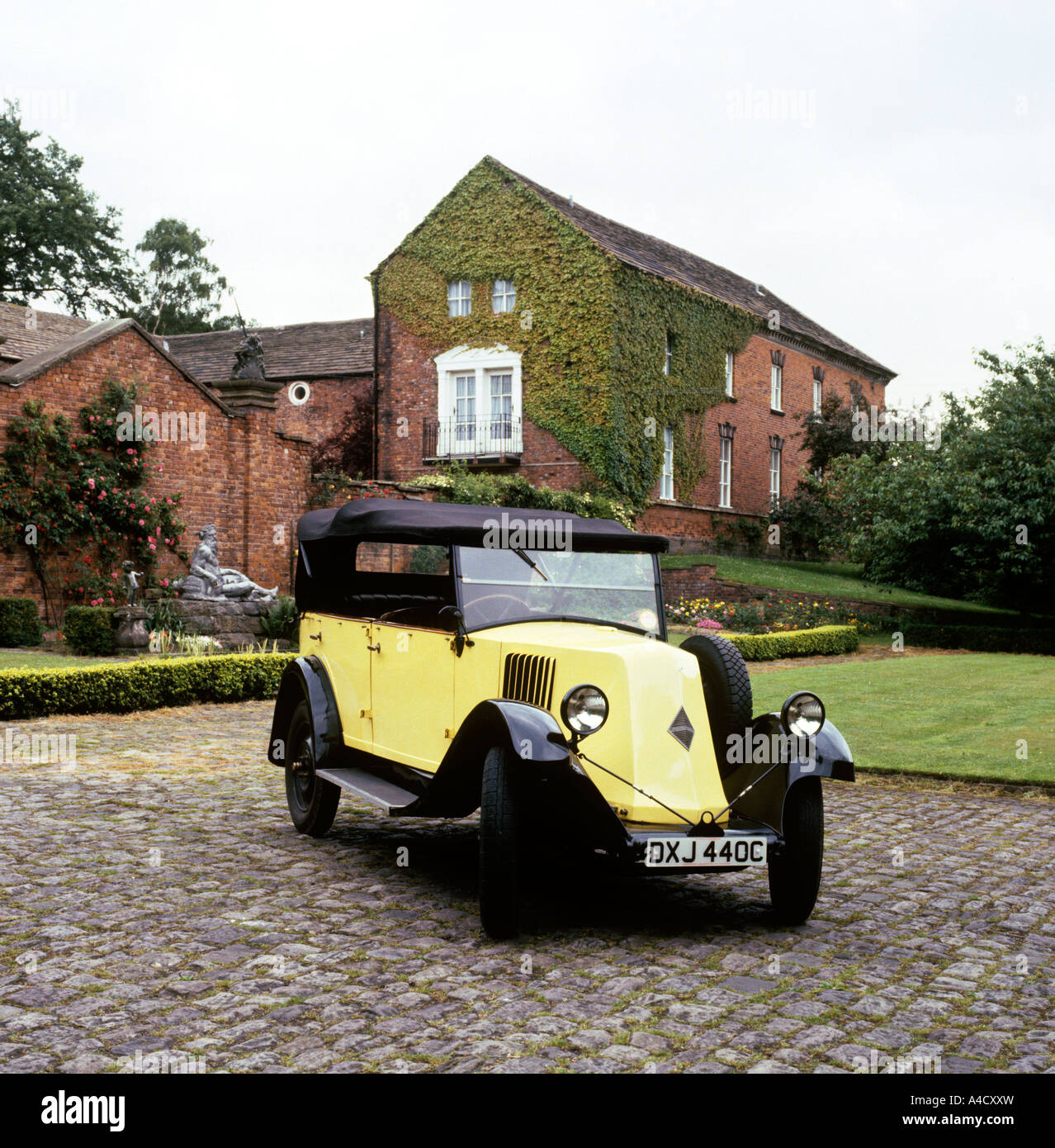 Place du Temple-Neuf in central Strasbourg vintage Citroen car driving  between cars – Stock Editorial Photo © ifeelstock #551629444