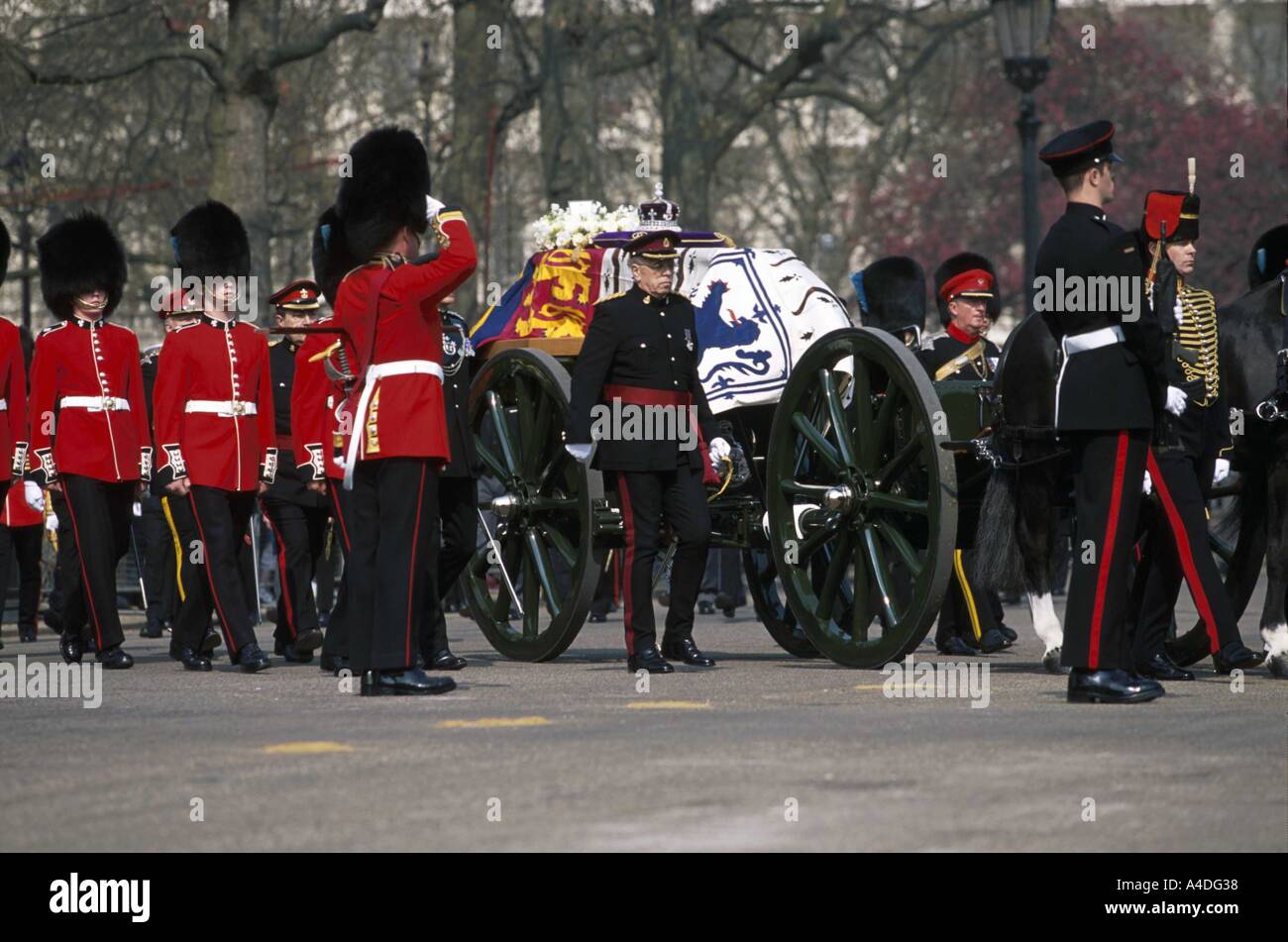 The Queen Mother's funeral procession coming from St James's Palace to Westminster Hall, London, UK Stock Photo