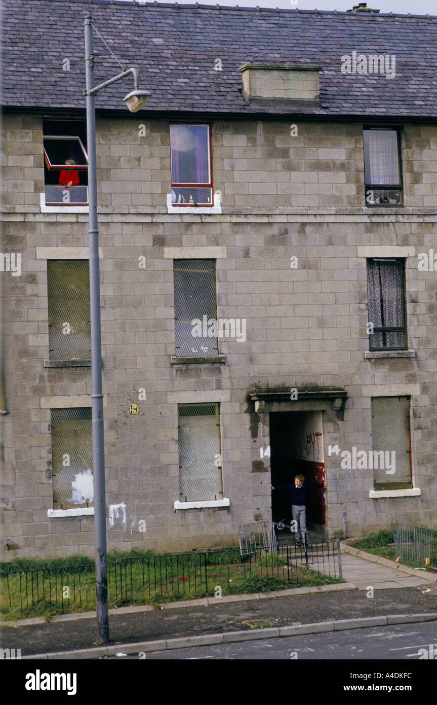 Children in a run-down urban housing area of Glasgow Stock Photo