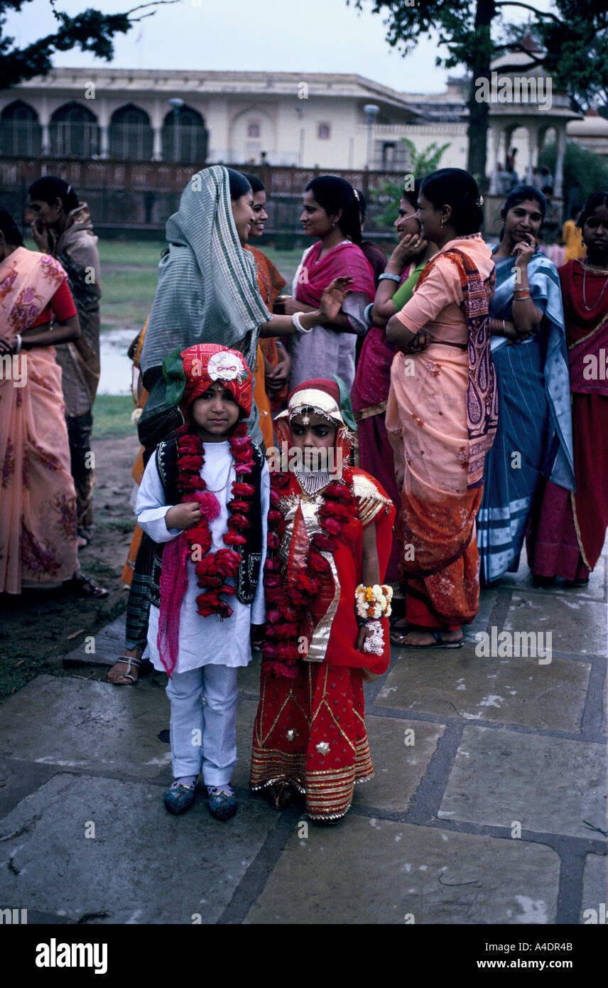 Girls celebrate the Festival of Gangaur for married bliss. Jaipur, Rajasthan, India 1992 Stock Photo