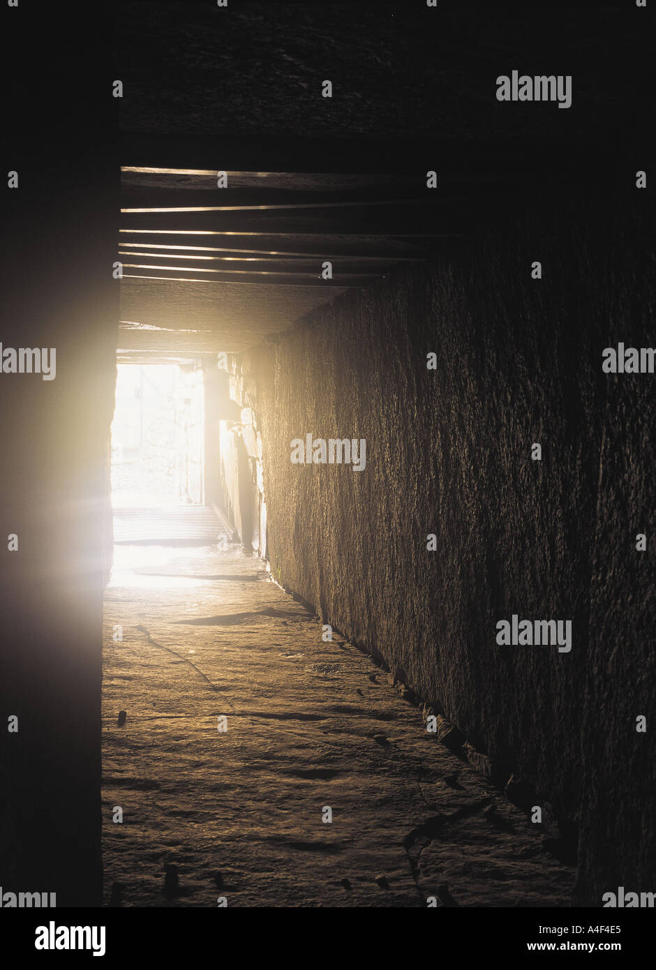 dh  MAESHOWE ORKNEY Neolithic burial mound entrance passage with midwinter sun Stock Photo