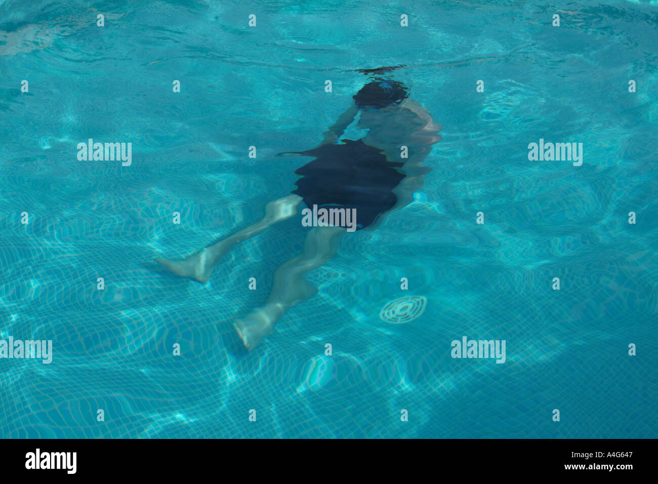 man sitting underwater in a swimming pool Stock Photo Alamy