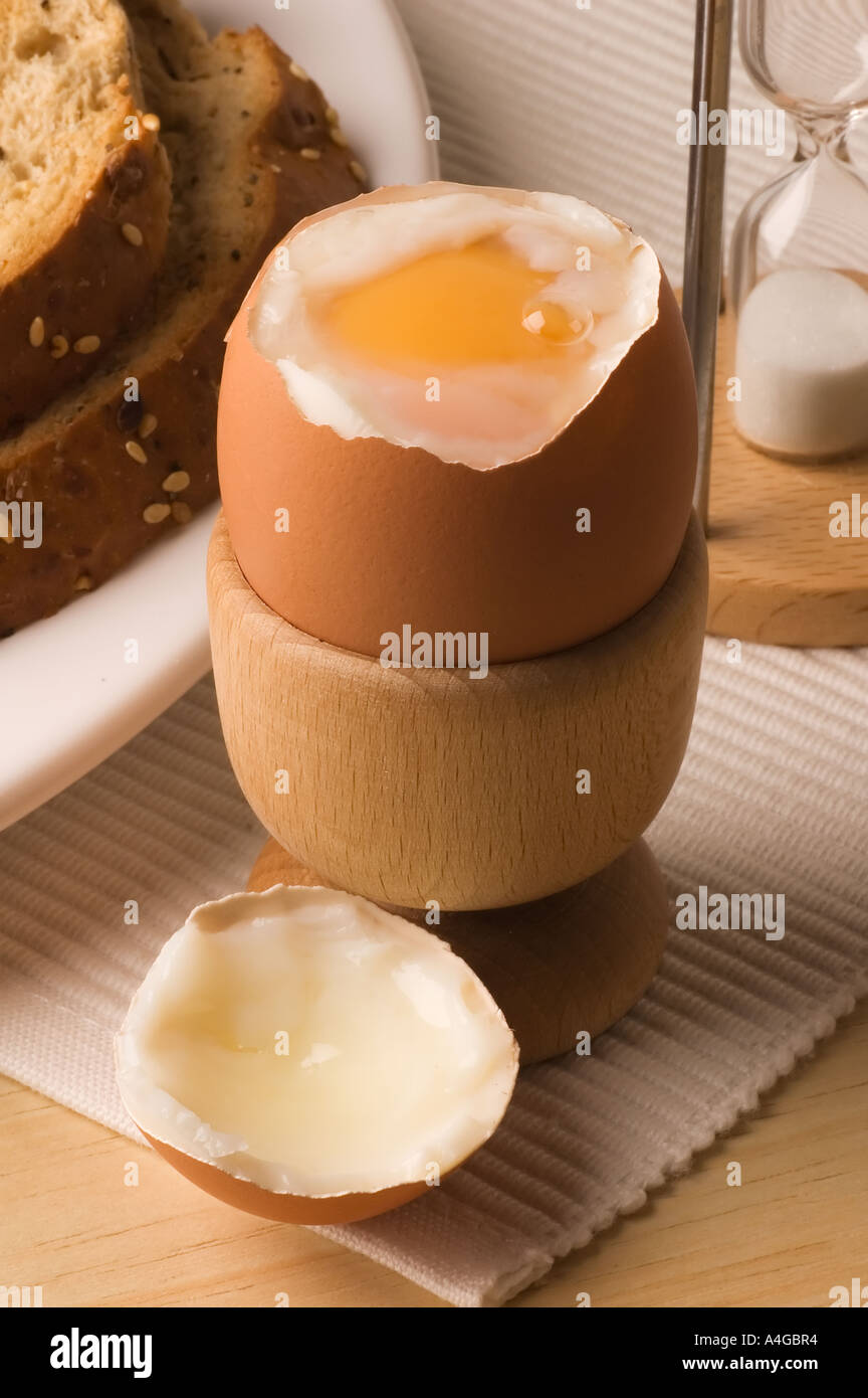 https://c8.alamy.com/comp/A4GBR4/soft-boiled-egg-with-the-top-off-in-a-breakfast-setting-A4GBR4.jpg