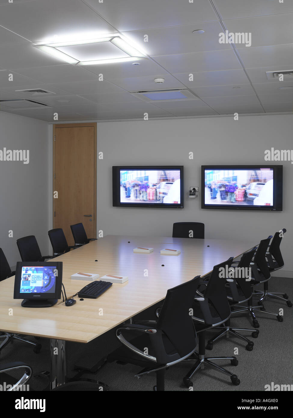 Barclays canary wharf interior hi-res stock photography and images - Alamy