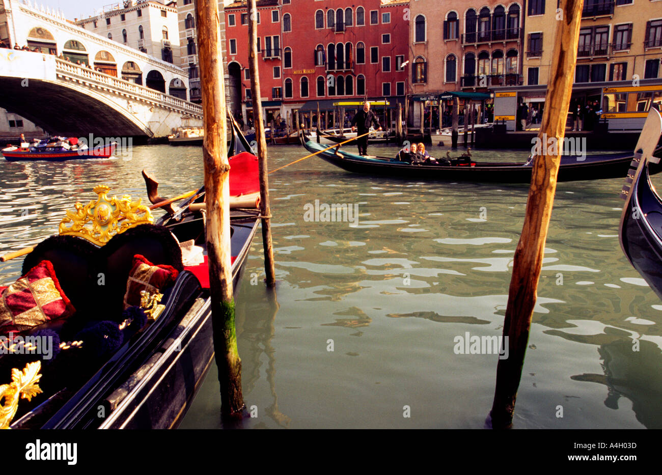 Gondola tied up in canal hi-res stock photography and images - Alamy
