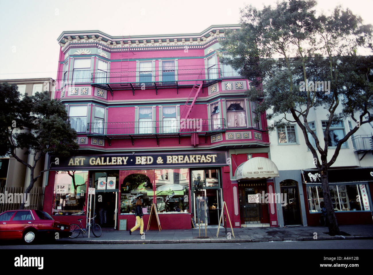 San Francisco, The Red Victorian on Haight Street Stock - Alamy