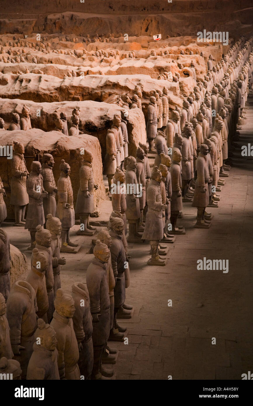 Profile shot from left of standing soldiers Pit 1 Terracotta Army Xi'an China JMH2037 Stock Photo