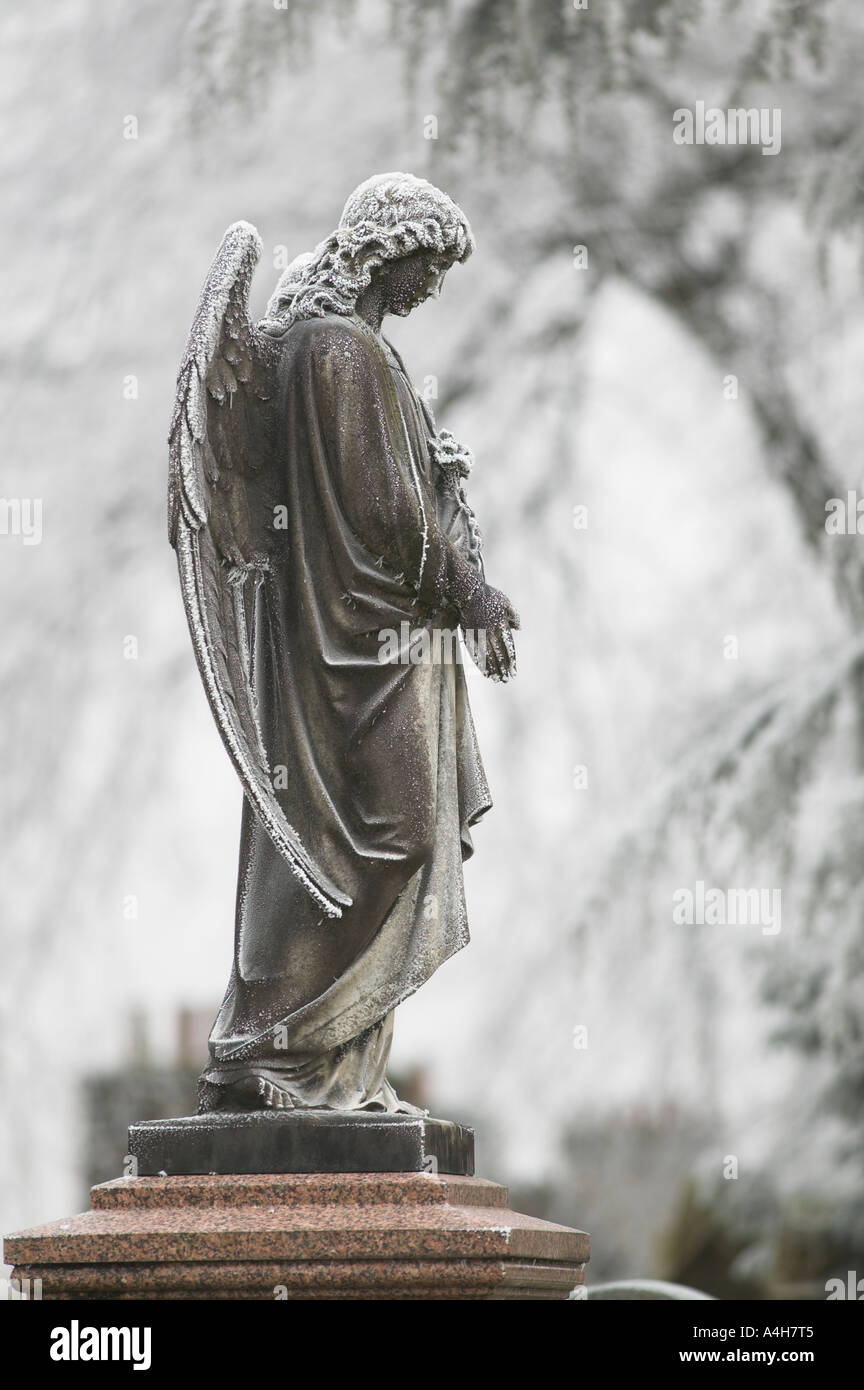 The Valley Cemetery, Stirling City, Scotland. Statue of an angel Stock Photo