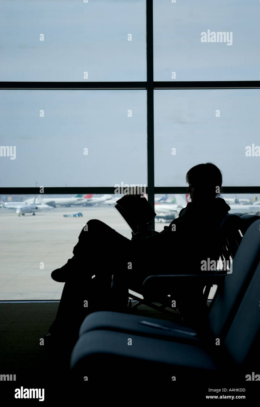Girl at airport silhouette hi-res stock photography and images - Alamy