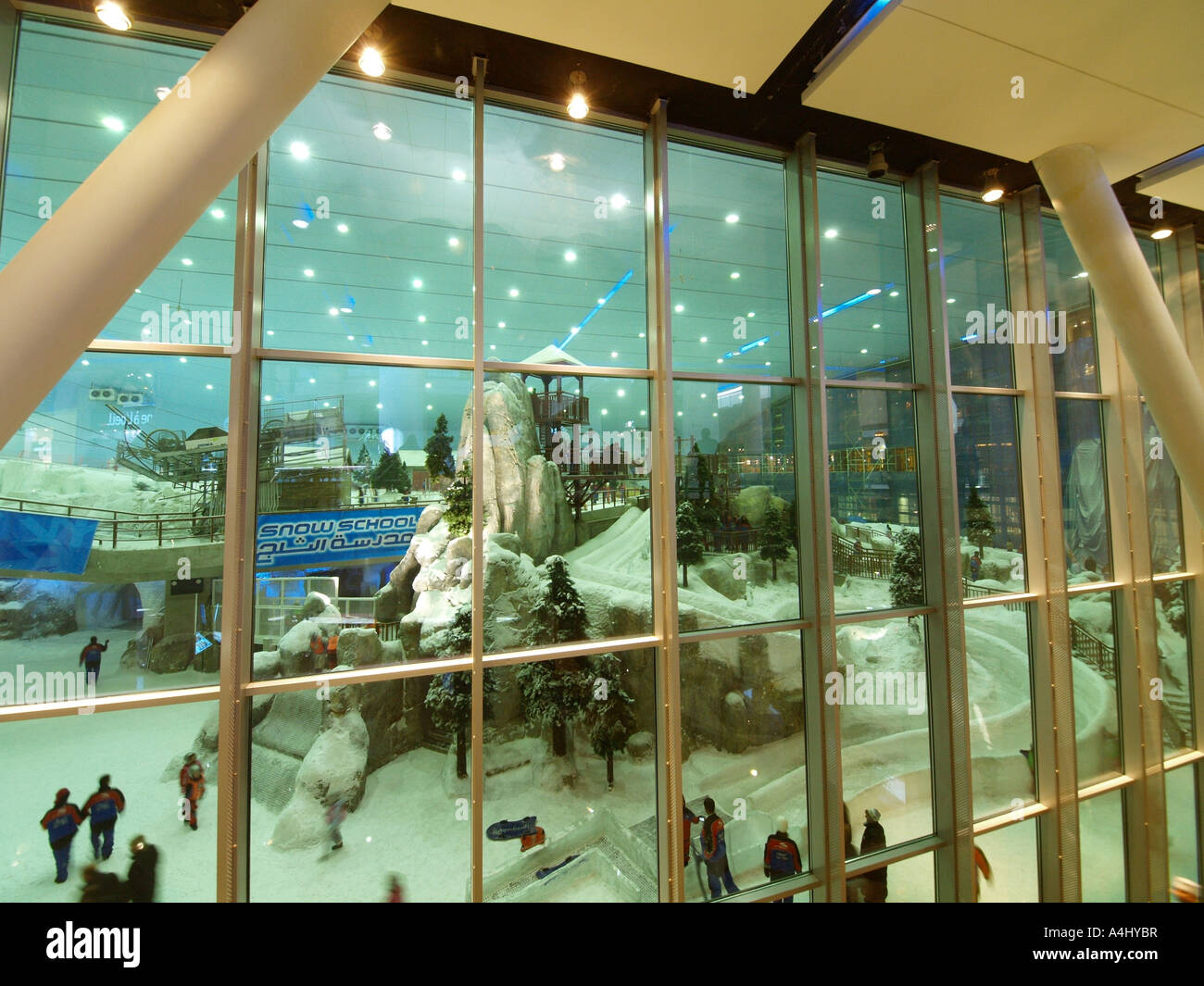 Dubai, Emirates Mall, Ski Dubai, indoor skiing in the desert Stock Photo