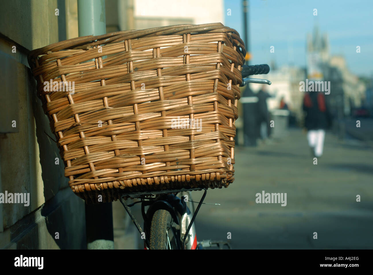 A bicycle with a traditional rattan shopping basket in Cambridge
