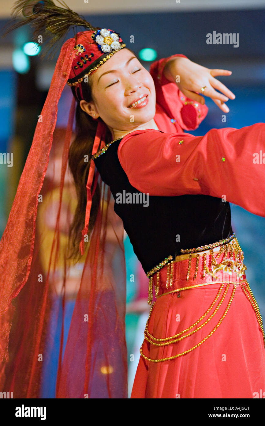 CHINA YANGTZE RIVER Beautiful young Chinese dancer Stock Photo