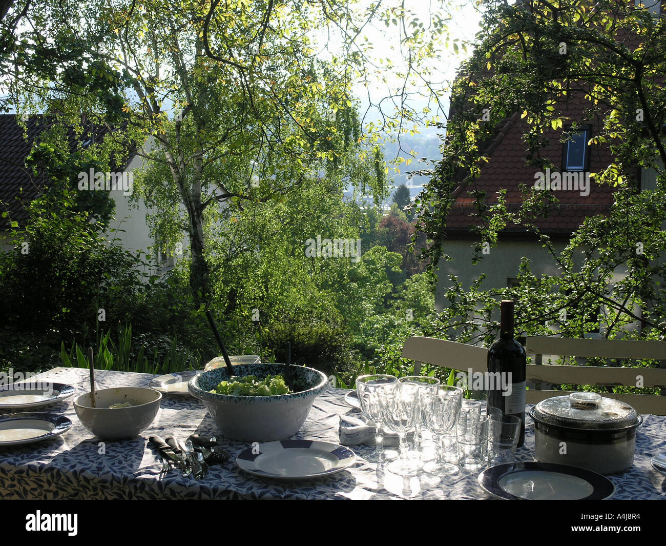 Gedeckter Tisch im Garten, outdoor lunch table in the garden Stock Photo