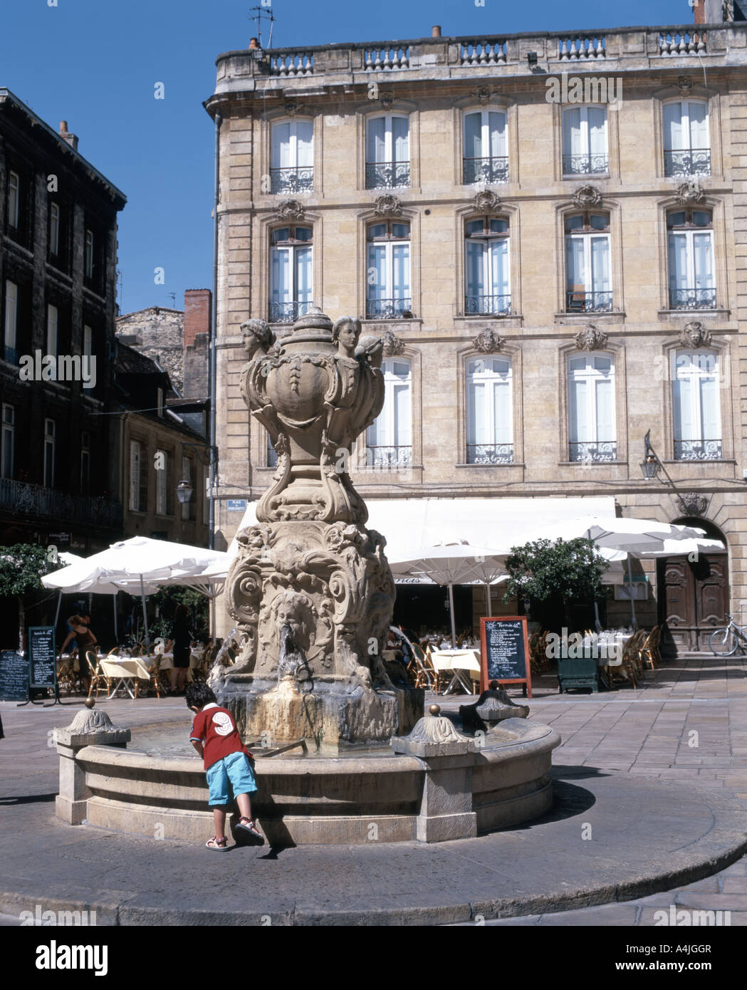 Street Cafés and fountain, Place du Parlement, Bordeaux, Gironde, Aquitaine, France Stock Photo