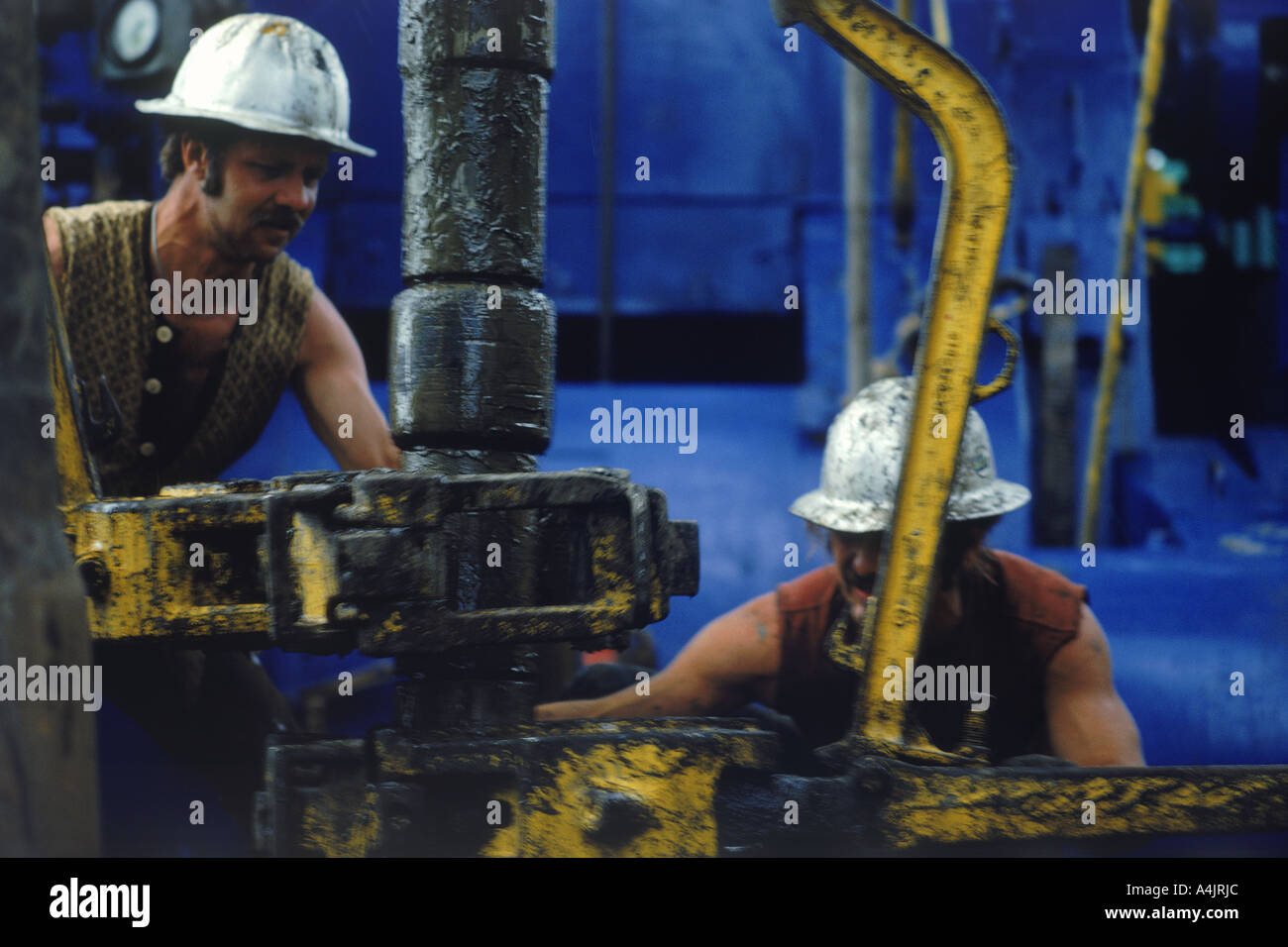Men working on offshore oil hi-res stock photography and images - Alamy