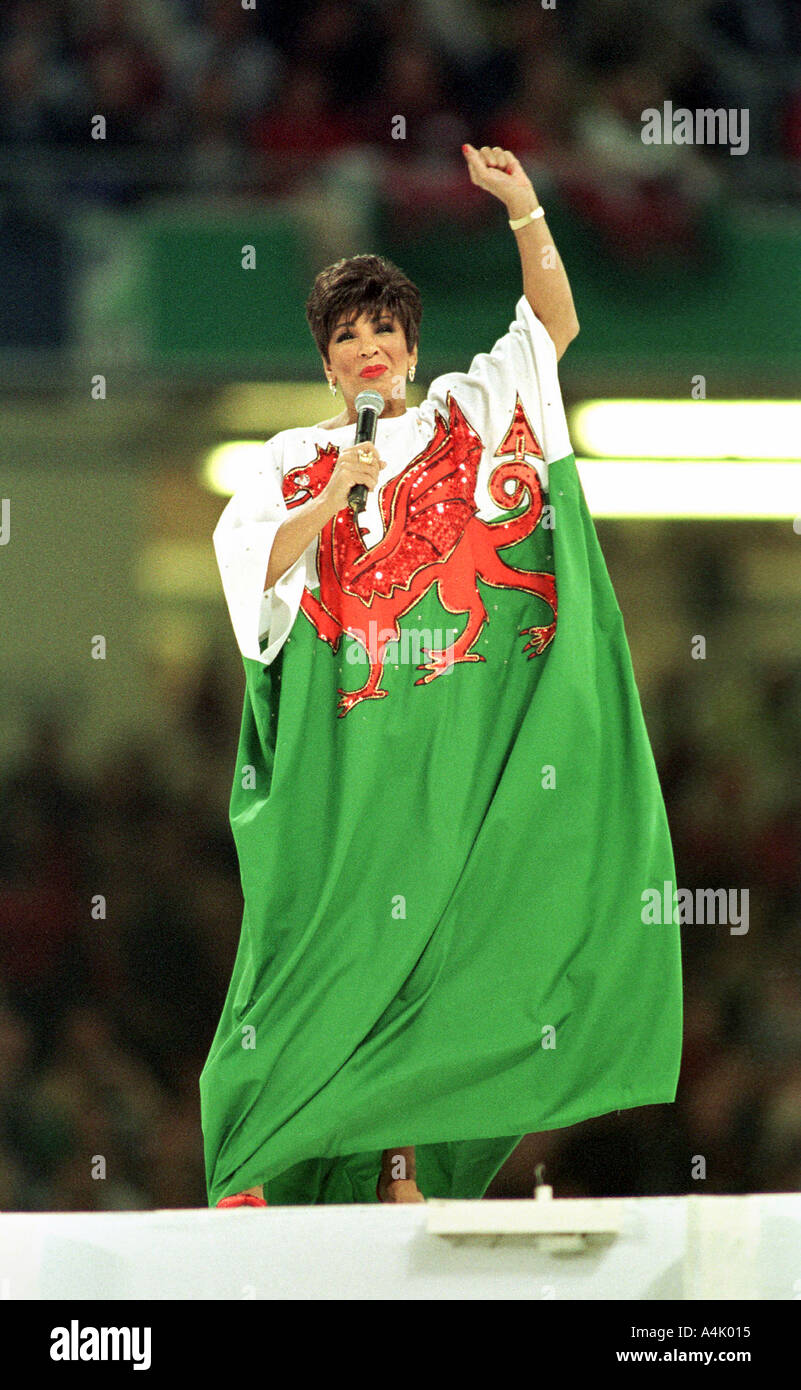 RUGBY WORLD CUP WALES V ARGENTINA SHIRLEY BASSEY ENTERTAINS THE CROWD DURING THE OPENING CEREMONY Stock Photo