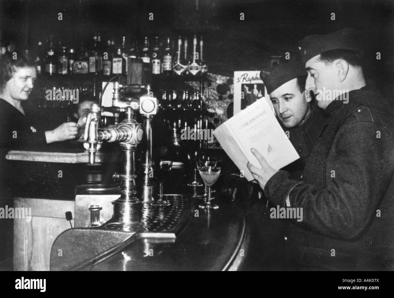 Cafe bar france 1940s hi-res stock photography and images - Alamy