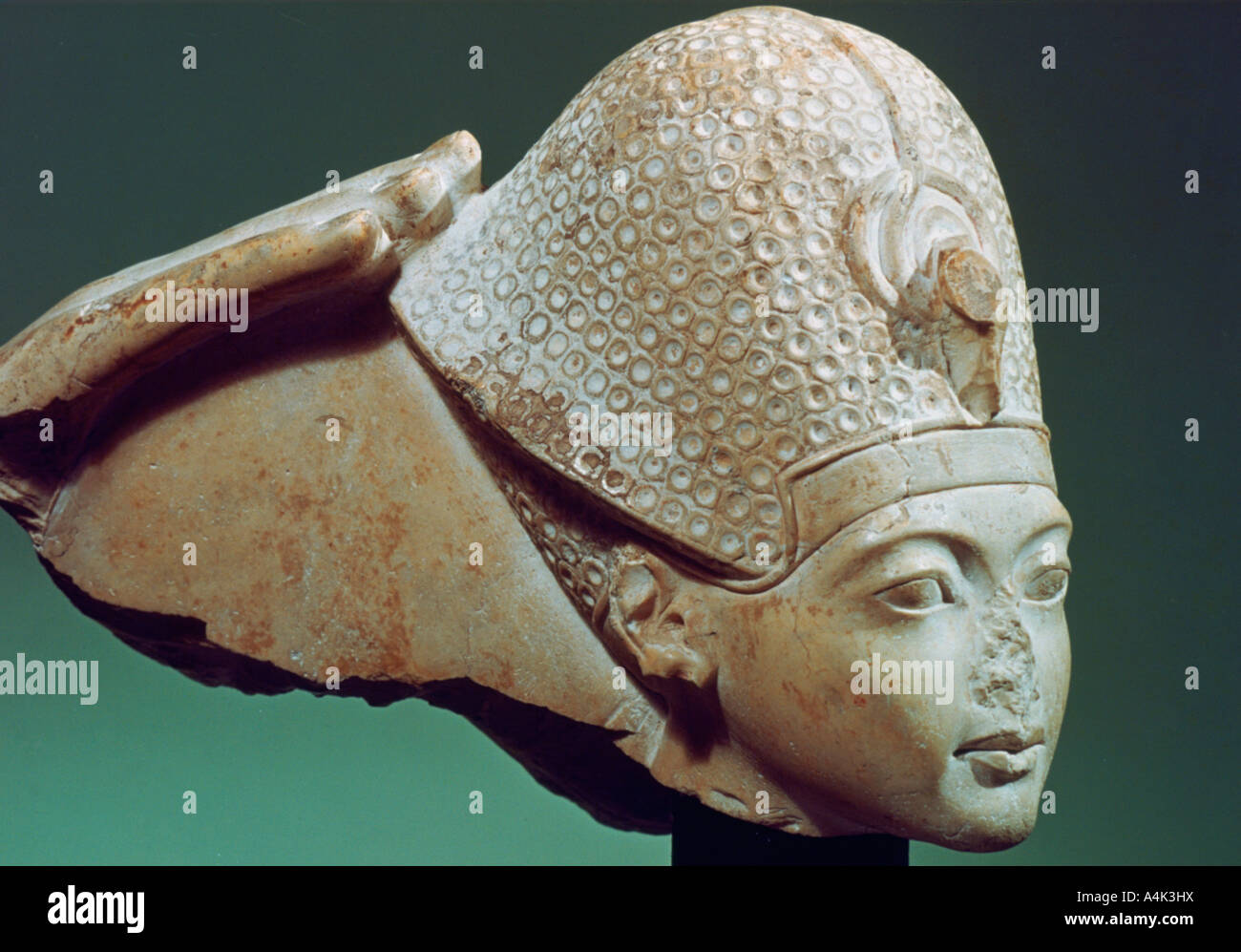 Нос в древности. Фараон Тутанхамон статуя. Статуя фараона Тутанхамона древнего Египта. Тутанхамон статуя в Египте. Египет скульптура Тутанхамона.