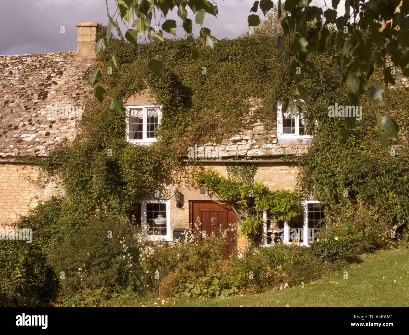 Oxfordshire Burford Cotswold stone country cottage Stock Photo Alamy