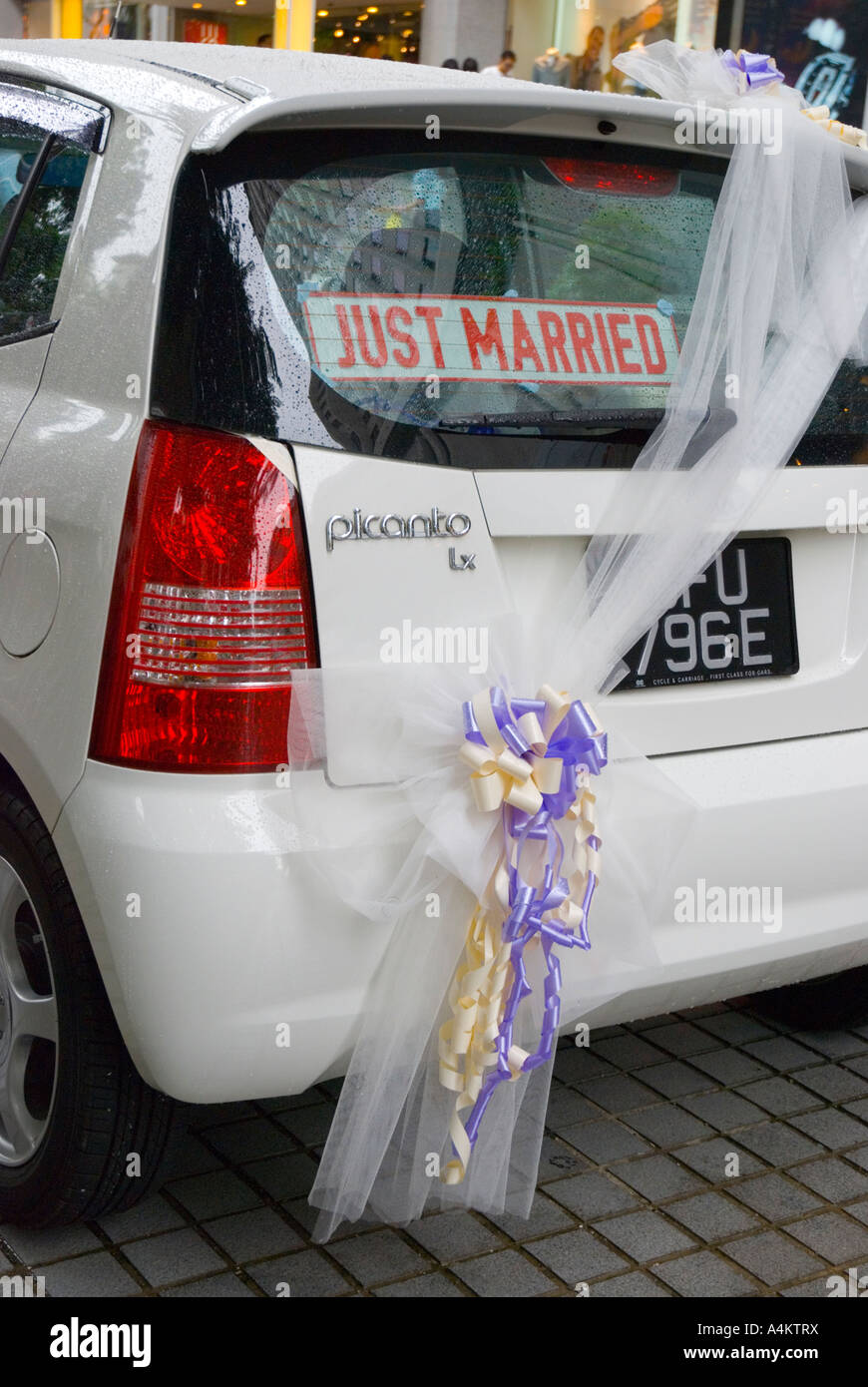Car with ribbon and just married sign in Singapore Stock Photo - Alamy