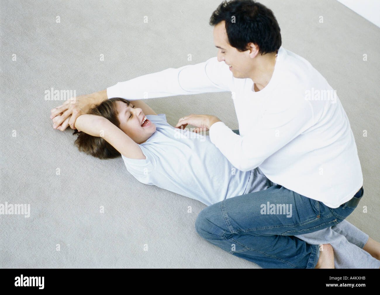 Шея щекотно. Шея щекотно. Девочку щекочут. Щекотная терапия. Шея щекотно.